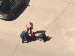 Трогательную помощь упавшему инвалиду сняли в Воронеже