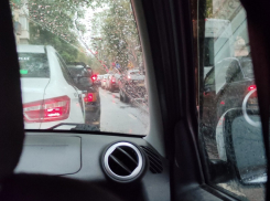 Из-за сильного тумана и дождя центр Воронежа замер в 9-балльных пробках