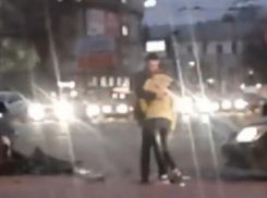 Обнимающиеся после ДТП водители попали на видео в Воронеже