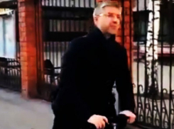 На видео попало, как воронежский депутат Ревенко рассекает на самокате