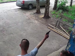 Опубликовано видео со стрельбой из пистолета в воронежском дворе