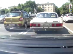 Дешевая иномарка с дорогими номерами поиздевалась над ПДД в Воронеже