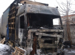 В Воронежской области сгорел грузовик «Мерседес»