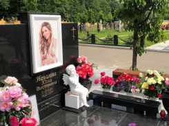 На могиле Юлии Началовой установили черный памятник с белым ангелом