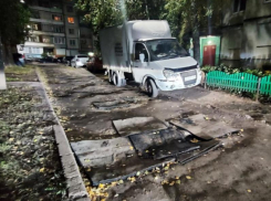 Дорогу, собранную из различных остатков, обнаружили в одном из дворов Воронежа