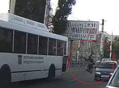 Момент эпичного кувырка девушки после столкновения с «Ладой» сняли на дороге в Воронеже