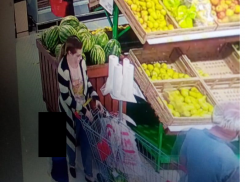 Мама с ребенком украла чужой телефон под камерами наблюдения в воронежском супермаркете 