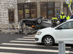 Снес столб и опрокинулся: жесткое ДТП произошло на недавно открытой улице в Воронеже