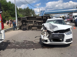 Два человека пострадали в ДТП с перевернувшейся маршруткой в Воронеже