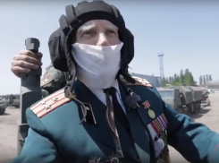 Ветеран войны проехал на танке во время тренировки парада Победы в Воронеже
