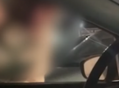 «Да ты вообще знаешь, кто я?» – женщина отпинала машину воронежца из-за парковочного места