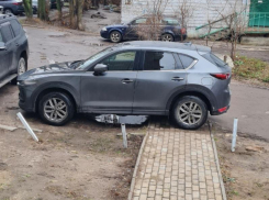 Ты не пройдешь: как автовладельцы довели жителей двора в Воронеже