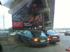 В Воронеже с Северного моста чуть не упали две иномарки