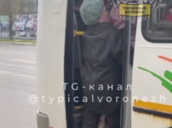 Борьба бабушки против давки в автобусе попала на видео в Воронеже