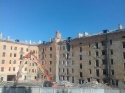 Воронежский «дом под тряпкой» начали сравнивать с землей