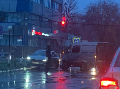 Хаос на дорогах и реки вместо тротуаров: легкий дождик парализовал Воронеж