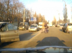 Забавная драка воронежского водителя с пешеходом попала на видео 