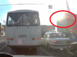 Маршрутку с пассажирами под управлением камикадзе сняли на перекрестке в Воронеже
