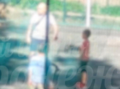 Поставил на колени и заставил бить по лицу: жесткое наказание подростков попало на видео в Воронеже