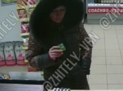 «Бутылку пива положила», – кража прямо под носом кассира попала на видео в Воронеже 