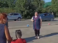 Плясала даже продавщица: народный флекс попал на видео в Воронеже