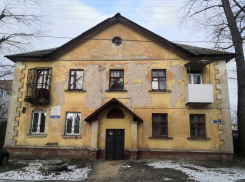 Жалкое существование воронежского дома показали на фото