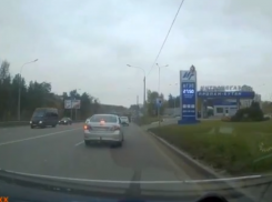 Странные действия легковушки заставили воронежцев напрячься  