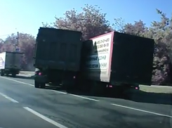 В Воронеже водитель грузовика, перестраиваясь, не заметил другой большегруз 