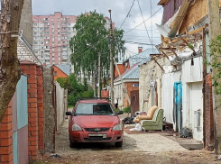Релакс-зону для мигрантов устроили в воронежском переулке, где незаконный хостел не пускал пенсионера домой 