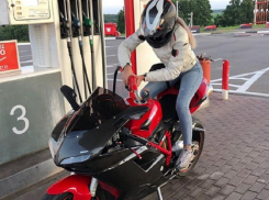 Экстравагантный способ заправить байк придумала девушка в Воронеже