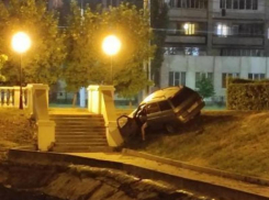 Последствия очень странного ДТП у Лебединого озера показали в Воронеже