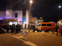 «Вывели группу людей с женихом и невестой»: очевидец рассказал о подробностях пожара в воронежском ТЦ