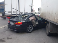 BMW самоуничтожилась о две припаркованные фуры в Воронеже