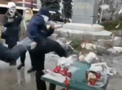 На видео сняли, как портрет Немцова разбили ногой на акции памяти в Воронеже