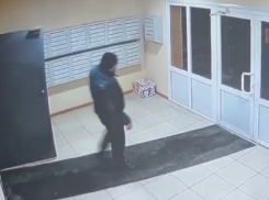  «Сидел на кровати»: незнакомец посреди ночи зашел в чужую квартиру в воронежском ЖК