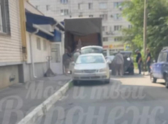 Торговый грузовик выводит из себя жителей воронежского двора