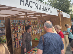 Буквы, люди, восторг: «Настя и Никита» на открытии книжной ярмарки в Воронеже