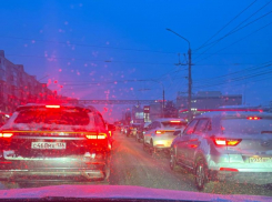 Снегопад спровоцировал пробки и парализовал движение в Воронеже