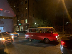 Винтажный фургон Barkas помпезно прокатился по улицам Воронежа