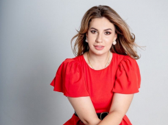 Блондинка и депутат-единоросс Кристина Кулешова отмечает 28-летие в Воронеже