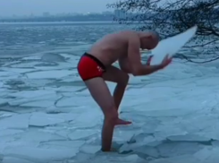 Турникмен в трусах разбил льдину об голову на Воронежском водохранилище