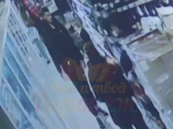 “Носит дубинку и перцовый баллончик”: полиция разыскивает странного мужчину в Воронеже.