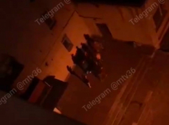 Жесткие бойни под окнами многоэтажки доконали воронежцев
