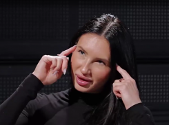 «Я была серой мышкой»: Вика из «Блокнота» откровенно ответила на вопросы о хейте, зарплате и скандале со Снегурочкой
