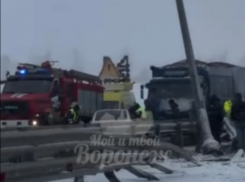 Серьезное ДТП с фурой перекрыло федеральную трассу в Воронежской области