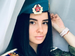 Красавица-брюнетка попозировала в форме ВДВ в День десантника в Воронеже