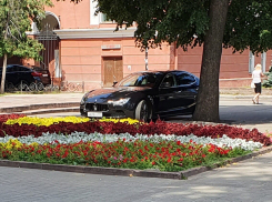 Москвич на Maserati возвысил себя над людьми в центре Воронежа