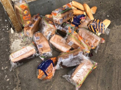 Хлебное безобразие заметили на мусорке в Воронеже 