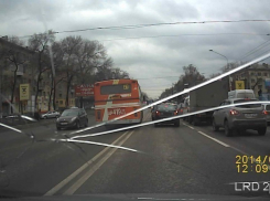 В Воронеже водители автобусов ездят через две сплошных по встречной полосе