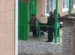 Ползущую на коленях в больницу бабушку сняли на видео в Воронеже